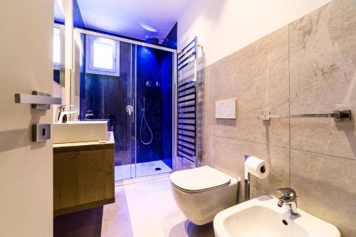 a bathroom with a toilet and a sink and a shower at Lamasu RioVerde - Lago di Garda in San Felice del Benaco
