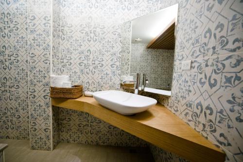 a bathroom with a sink and a mirror at Hotel Shumei Chiayi in Zhongpu