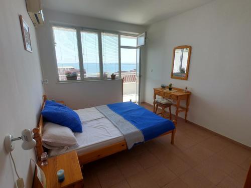 - une chambre avec un lit, une table et des fenêtres dans l'établissement Apartment in St. Vlas with terrace, à Sveti Vlas