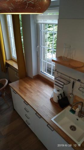 una cucina con bancone, lavandino e finestra di Apartament Ogarna 37 a Danzica