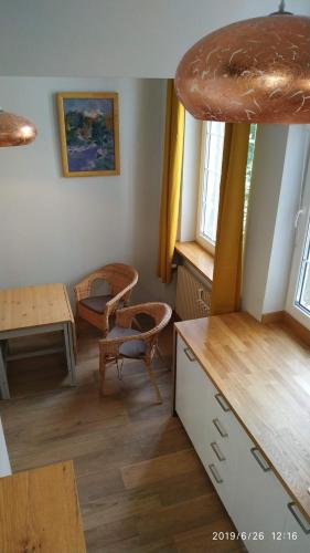 una stanza con tavolo, sedie e tavolo di Apartament Ogarna 37 a Danzica