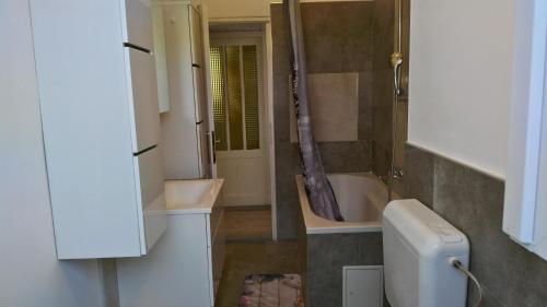 łazienka z toaletą, umywalką i wanną w obiekcie Vacation House Bimba - Pomer w mieście Pomer
