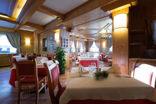 Restaurace v ubytování Hotel I Rododendri
