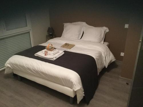 Ліжко або ліжка в номері Grande chambre chez l habitant, sanitaires partagés avec éventuels autres locataires