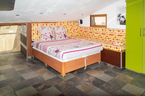 una camera da letto con un letto con un'arancia di Studio avec vue panoramique a Puget-Théniers