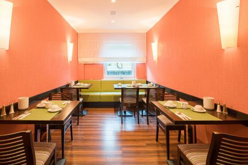 a dining room with tables and chairs and a window at Best Western Raphael Hotel Altona in Hamburg