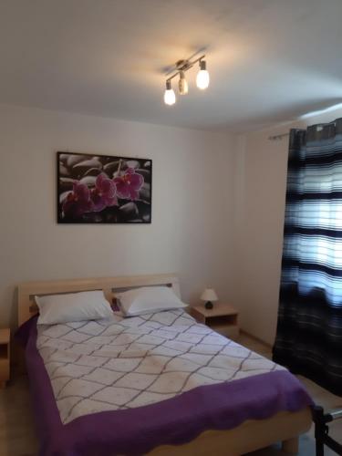 1 dormitorio con 1 cama y una pintura en la pared en Sv & Angel Apartment en Banská Bystrica