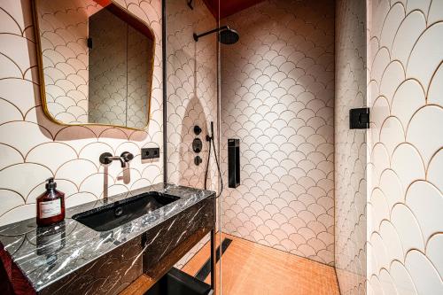 a bathroom with a sink and a mirror at The Highlander Amsterdam in Amsterdam