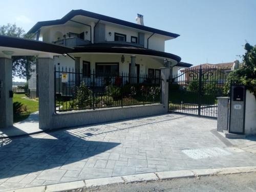 Το κτήριο όπου στεγάζεται  το διαμέρισμα
