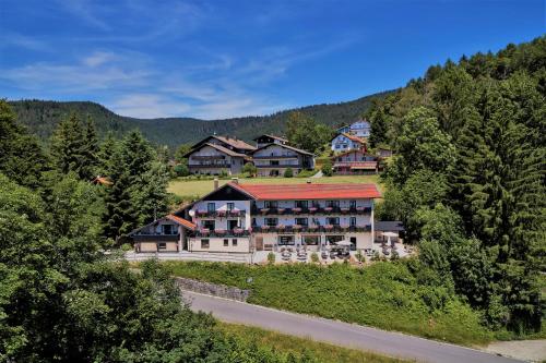 eine Luftansicht eines Hauses in den Bergen in der Unterkunft Montara Suites Bodenmais in Bodenmais