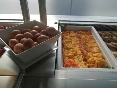 Dos bandejas de comida con huevos dentro. en 4-you Boutique, en Metamorfosi