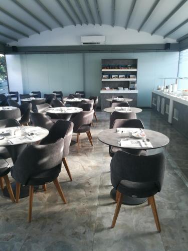 Un comedor lleno de mesas y sillas en 4-you Boutique, en Metamorfosi