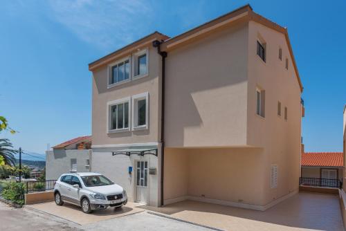 a car parked in front of a house at Apartments Naja - Makarska Exklusiv in Makarska