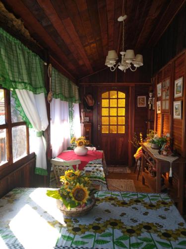 a dining room with a table and a room with a tableablish at Chalé Pedroso Monte Verde in Monte Verde