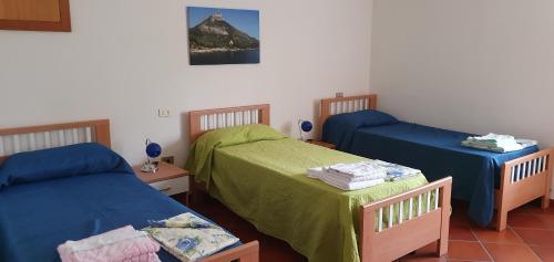 een slaapkamer met 2 bedden en een berg aan de muur bij Villa Francesca in Celle di Bulgheria