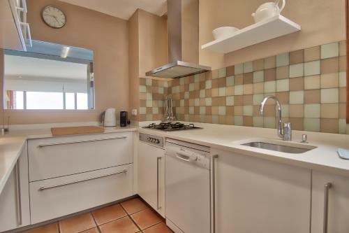 Kuchyň nebo kuchyňský kout v ubytování Exclusive Position Front Line Apartments Calau