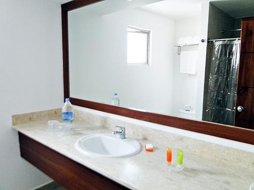 baño con lavabo y espejo grande en Royal Decameron Mompiche - All Inclusive, en Mompiche