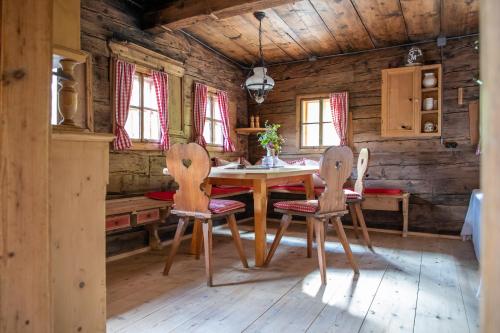 uma sala de jantar com uma mesa e duas cadeiras em Tradlhof em Thierbach