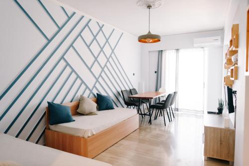 Toumpanakis Apartments في كياتو: غرفة معيشة مع أريكة وطاولة