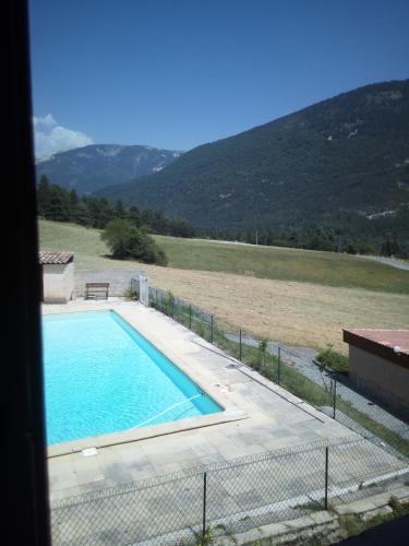 a swimming pool with a view of a mountain at Mas du Colombier in Saint-André-les-Alpes