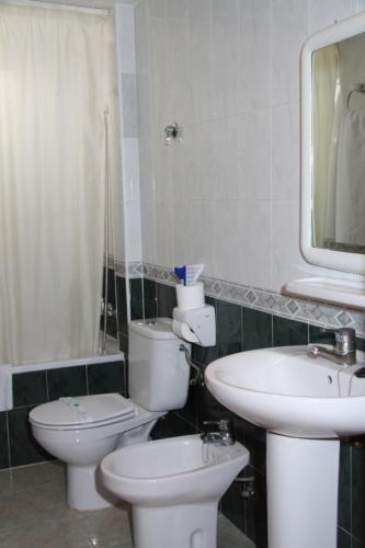 A bathroom at Apartamentos Avenida