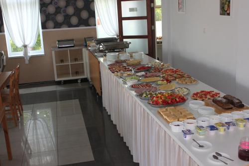 eine lange Buffetlinie mit Vorspeisen und Desserts in der Unterkunft Villa Happy Rose in Dąbki