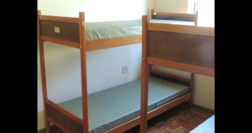 Tempat tidur susun dalam kamar di Chácara Vô Orlando