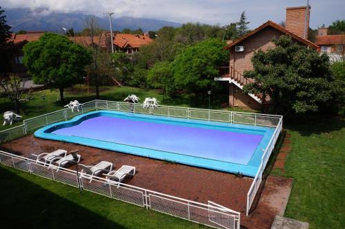O vedere a piscinei de la sau din apropiere de Hotel Mirasierras