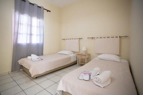 เตียงในห้องที่ Theodora Corfu Holiday Apartments