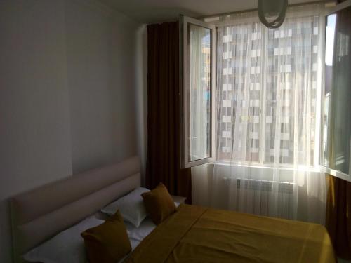 Ένα ή περισσότερα κρεβάτια σε δωμάτιο στο homeinbatumi