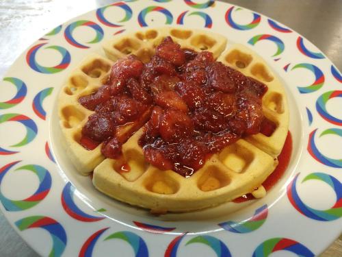 een bord met een wafel met saus erop bij Casa Culhuac in Mexico-Stad