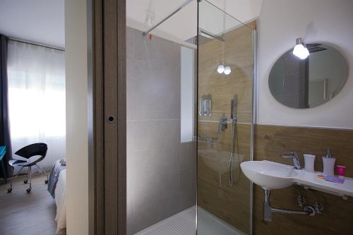 W łazience znajduje się prysznic, umywalka i lustro. w obiekcie PVrooms w mieście Campobasso