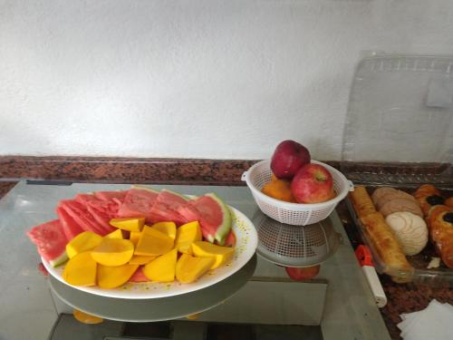een tafel met een fruitschaal en een fruitschaal bij Casa Culhuac in Mexico-Stad