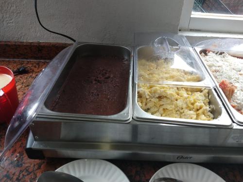 een dienblad met chocolade en andere voedingsmiddelen bij Casa Culhuac in Mexico-Stad