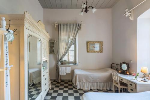 Postel nebo postele na pokoji v ubytování DellaGracia Mansion in Poseidonia Syros