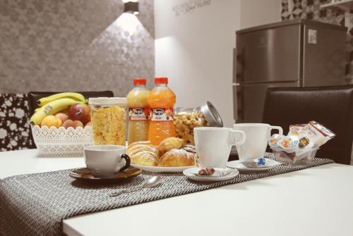 un tavolo con un vassoio di prodotti per la colazione e bevande di Holiday Home Station a Napoli