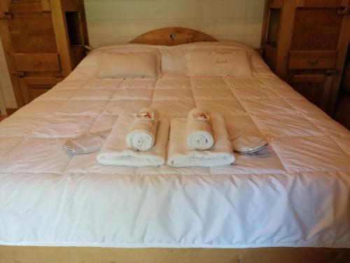 a bed with white towels on top of it at Chalet le Dorf in Nötsch