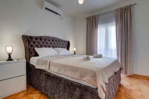 ein Schlafzimmer mit großem Bett und Fenster in der Unterkunft Villa Mina in Kotor