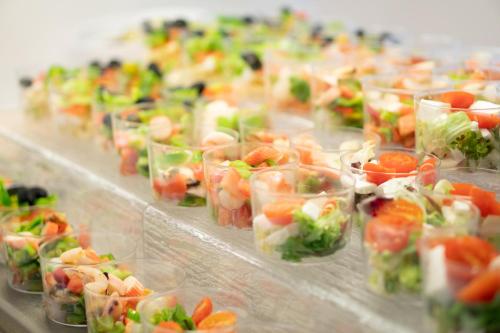 Makanan di atau berdekatan hotel