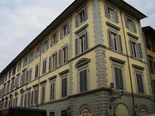 un gran edificio amarillo con muchas ventanas en 27 Aprile, en Florencia