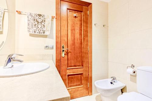 A bathroom at Charming Apartment with a Cozy Terrace