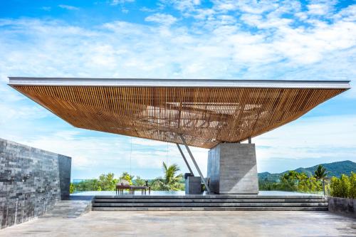 トンサラにあるVarivana Resort Koh Phangan - SHA Extra Plusの山の景色を望む木造パビリオン