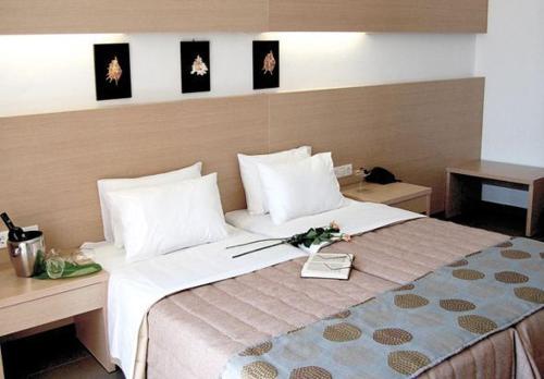 Кровать или кровати в номере Apolis Beachscape Hotel