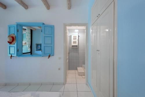 シヴォタにあるVilla Galiniのバスルーム(青いキャビネット付)、