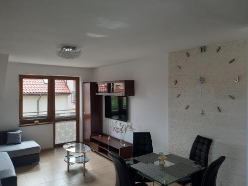 Televízia a/alebo spoločenská miestnosť v ubytovaní Apartament Piotr