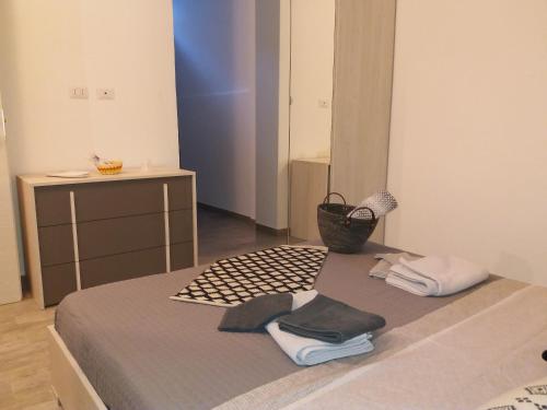 a room with a bed with two towels on it at viche viche in Orgosolo