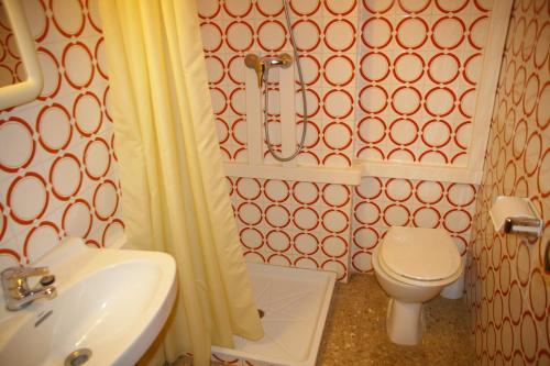 a small bathroom with a toilet and a sink at Coimbra vista mar Orangecosta in Benicàssim