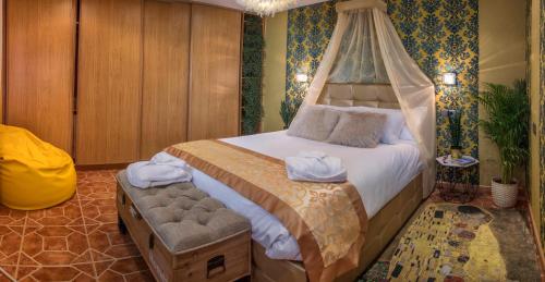 een slaapkamer met een hemelbed bij Oviedo Real Spa in Oviedo