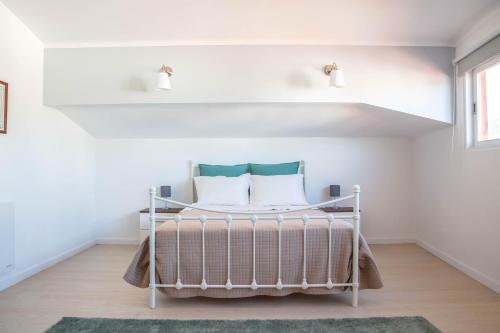 Postel nebo postele na pokoji v ubytování Viana Rooftop House - Apartment with City View