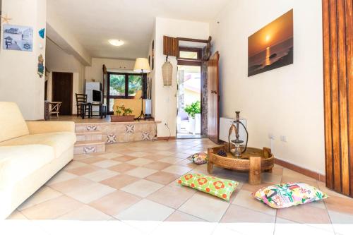 a living room with a couch and a table at Mare Lughente in S'archittu Cuglieri